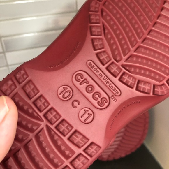 🥳HOST PICK🥳 Unisex Red lined youth CROCS - Picture 9 of 9